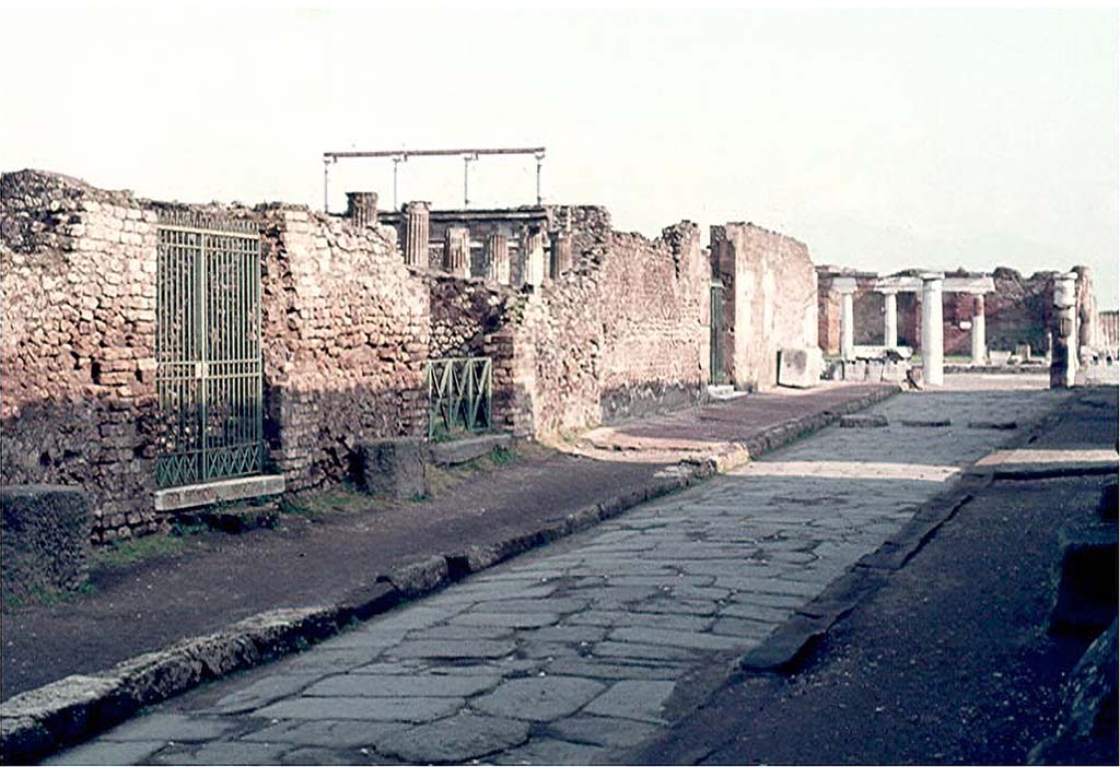 VII.7.2 Pompeii. Via Marina, January 1977. Looking east along Via Marina towards the Forum.
The entrance doorway to VII.7.2 is on the left. Photo courtesy of David Hingston.