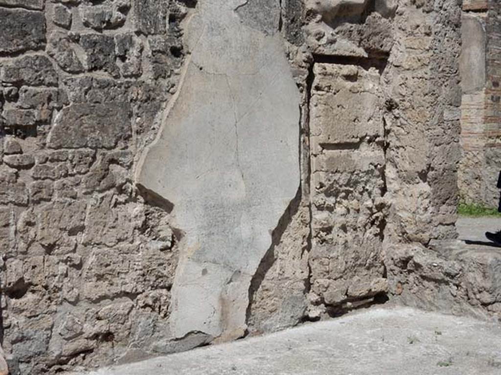 VII.7.2 Pompeii, May 2018. 
Detail from west wall of tablinum “k”, with blocked doorway connecting to house at VII.7.5. Photo courtesy of Buzz Ferebee.