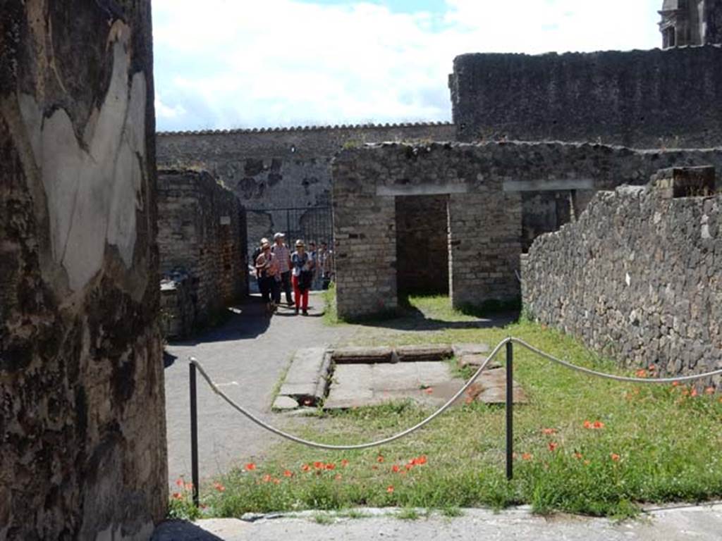 VII.7.2 Pompeii, May 2018. 
Looking south towards impluvium “g” made of slabs of tufa, from south side of tablinum “k”. 
The doorway to room “d” is on the south side, with doorway to room “i” visible behind the wall.  Photo courtesy of Buzz Ferebee.