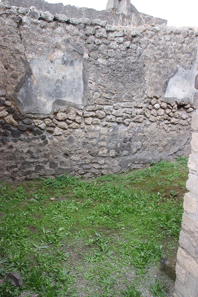 VII.7.2 Pompeii. October 2024. 
Room “i”, looking through doorway towards south wall. Photo courtesy of Klaus Heese.