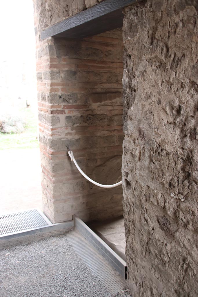 VII.7.2 Pompeii. October 2024. 
Corridor “l/L”, with doorway to north portico/peristyle, on left, and doorway into room “n”, on right. Photo courtesy of Klaus Heese.