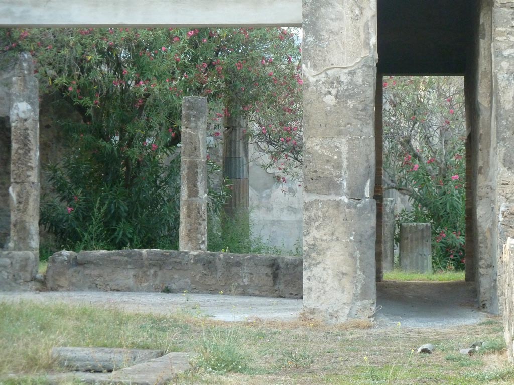 VII.7.2 Pompeii. September 2015. 
Looking across impluvium “g” in atrium towards tablinum “k” with corridor “l” (L) to peristyle “x”, at rear.