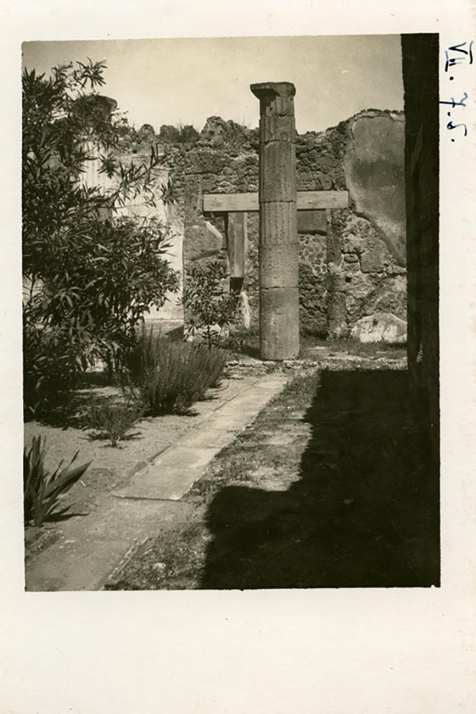 Mystery photo. VII.7.5 Pompeii according to Warsher – we think it may be -
VII.7.2 Pompeii. Pre-1937-39. Looking north along east side of portico towards doorway to room “z” in north-east corner.
Photo courtesy of American Academy in Rome, Photographic Archive. Warsher collection no. 866.