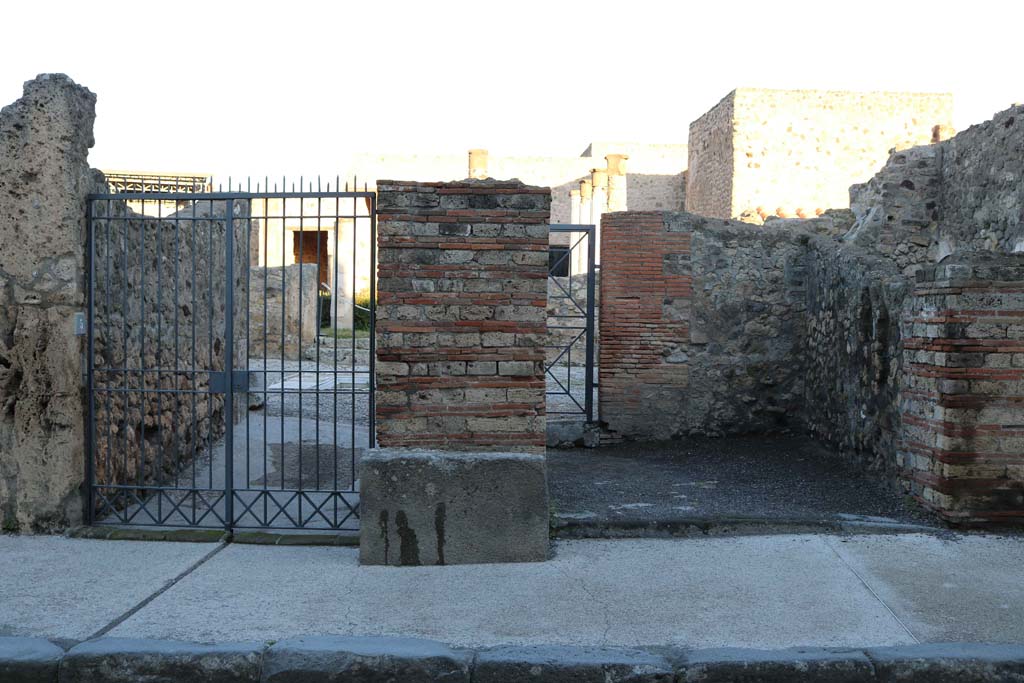 VII.7.4, Pompeii, on right, with VII.7.5, on left. December 2018. Looking north on Via Marina. Photo courtesy of Aude Durand.