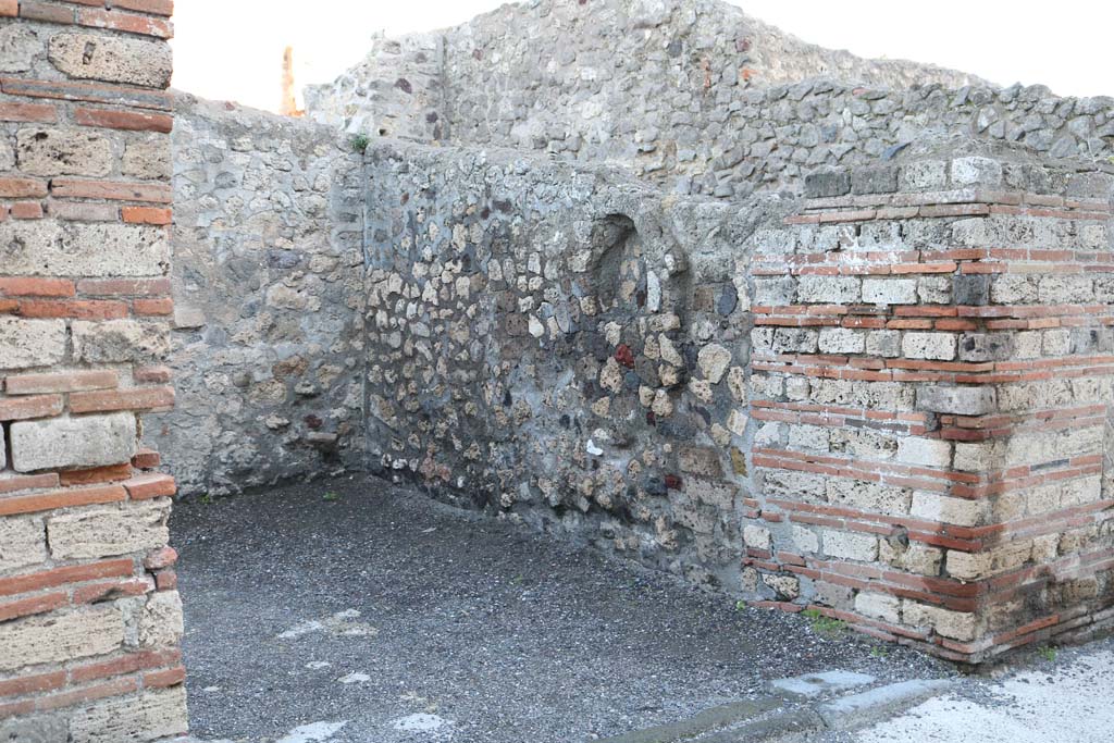 VII.7.4, Pompeii. December 2018. East wall of shop, with niche. Photo courtesy of Aude Durand.