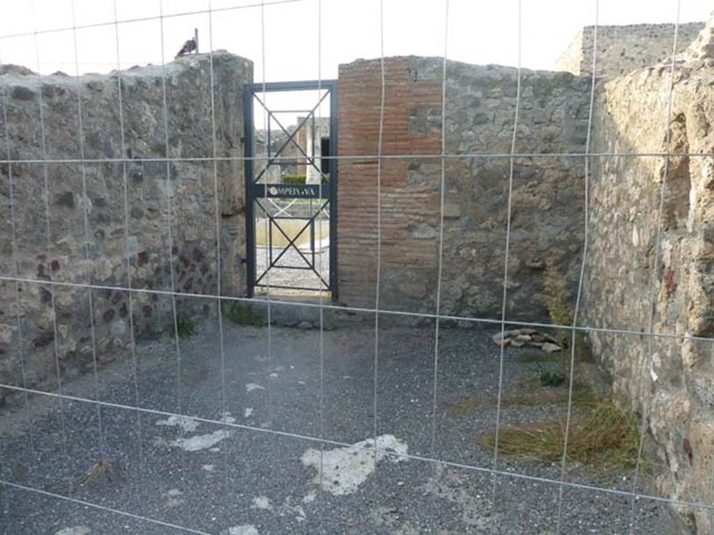 VII.7.4 Pompeii. September 2015. Looking north across shop towards doorway linking to atrium of VII.7.5.  The niche in the east wall is visible on the right. According to Boyce, in the east wall was an arched niche.
See Boyce G. K., 1937. Corpus of the Lararia of Pompeii. Rome: MAAR 14. (p.68, no.296)