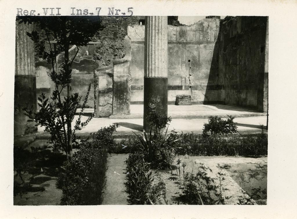 VII.7.5 Pompeii. Pre-1937-39. Looking north towards doorway to cubiculum (x), on left, and into exedra (u), on right.
Photo courtesy of American Academy in Rome, Photographic Archive. Warsher collection no. 865.