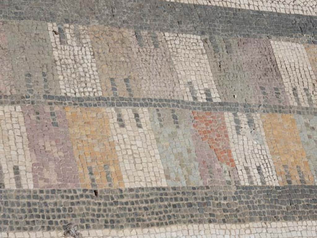 VII.7.5, Pompeii. May 2018. 
Exedra (u), detail of threshold of doorway showing battlemented walls, open onto peristyle. 
Photo courtesy of Buzz Ferebee.