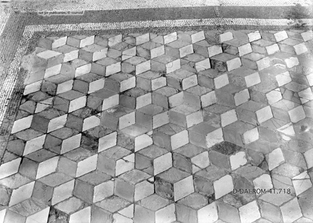 VII.7.5 Pompeii. c.1930. Exedra (u), detail of mosaic floor with tiles in the centre in the form of cubes
DAIR 41.718. Photo © Deutsches Archäologisches Institut, Abteilung Rom, Arkiv.
See Pernice, E.  1938. Pavimente und Figürliche Mosaiken: Die Hellenistische Kunst in Pompeji, Band VI. Berlin: de Gruyter, (tav. 37.4, above.)