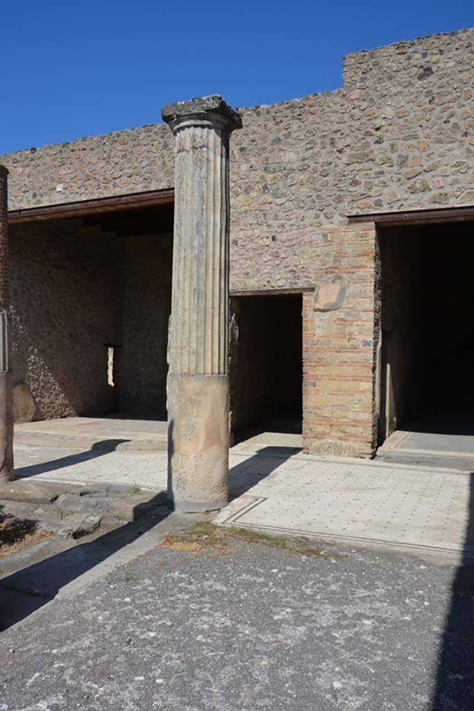 VII.7.5 Pompeii. September 2019. 
Looking across north portico towards doorway into triclinium (q), on right.
Foto Annette Haug, ERC Grant 681269 DÉCOR.