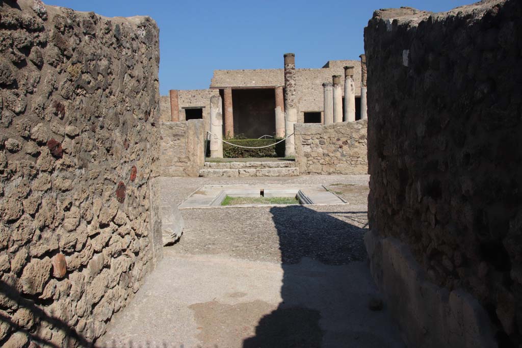 VII.7.5 Pompeii. September 2017. Looking north from entrance corridor towards atrium. 
Photo courtesy of Klaus Heese.