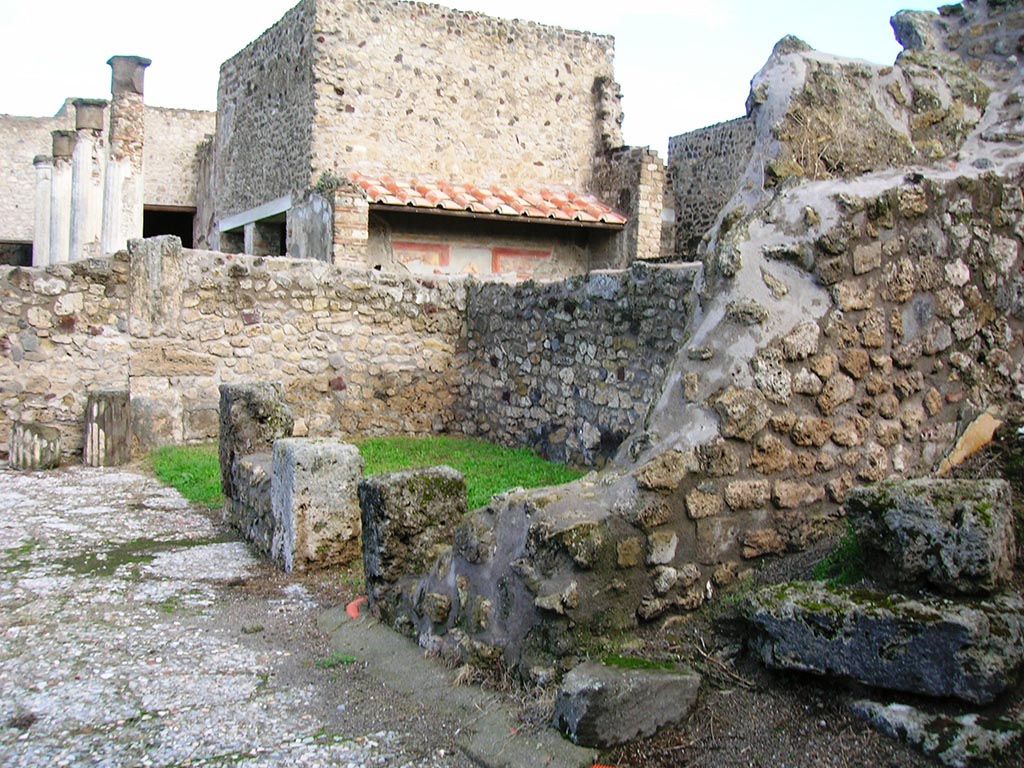 VII.7.5 Pompeii. November 2012. Rooms (h) ala, room g (in centre) (f) (on right) on east side of atrium. 
Photo courtesy of Mentnafunangann, see Wikimedia.
This file is licensed under the Creative Commons Attribution-Share Alike 3.0 Unported licence.
