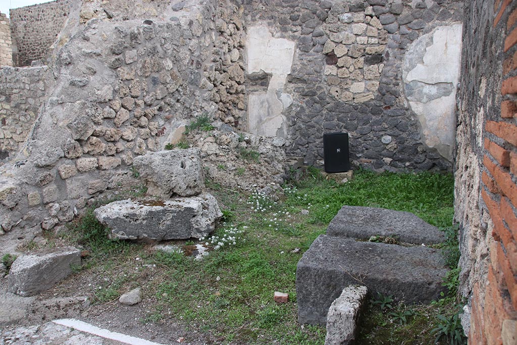 VII.7.5 Pompeii. October 2024. 
Looking east to room (f), and south-east corner of atrium, with base of money-chest (arca), on right. Photo courtesy of Klaus Heese.