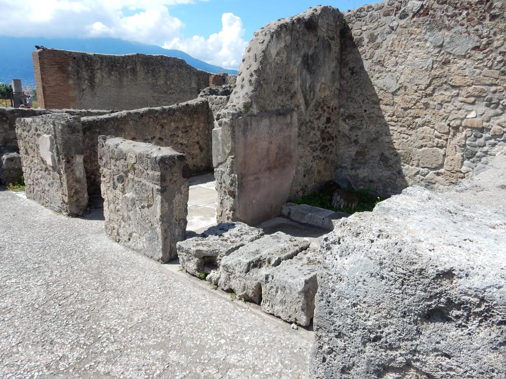 VII.7.5 Pompeii, May 2018.  
Looking south-west across west side of atrium, doorways to rooms (c), (d) with ala (e), on right. Photo courtesy of Buzz Ferebee.