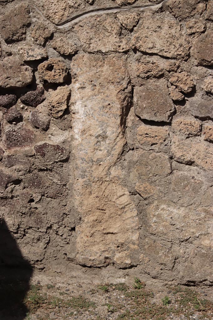 VII.7.7 Pompeii. October 2023. 
Detail in north wall of shop-room. Photo courtesy of Klaus Heese.