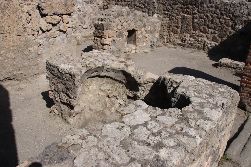VII.7.9 Pompeii. October 2023. 
Two-sided counter, with spaces where there had been two dolia/urns embedded into counter. Photo courtesy of Klaus Heese.