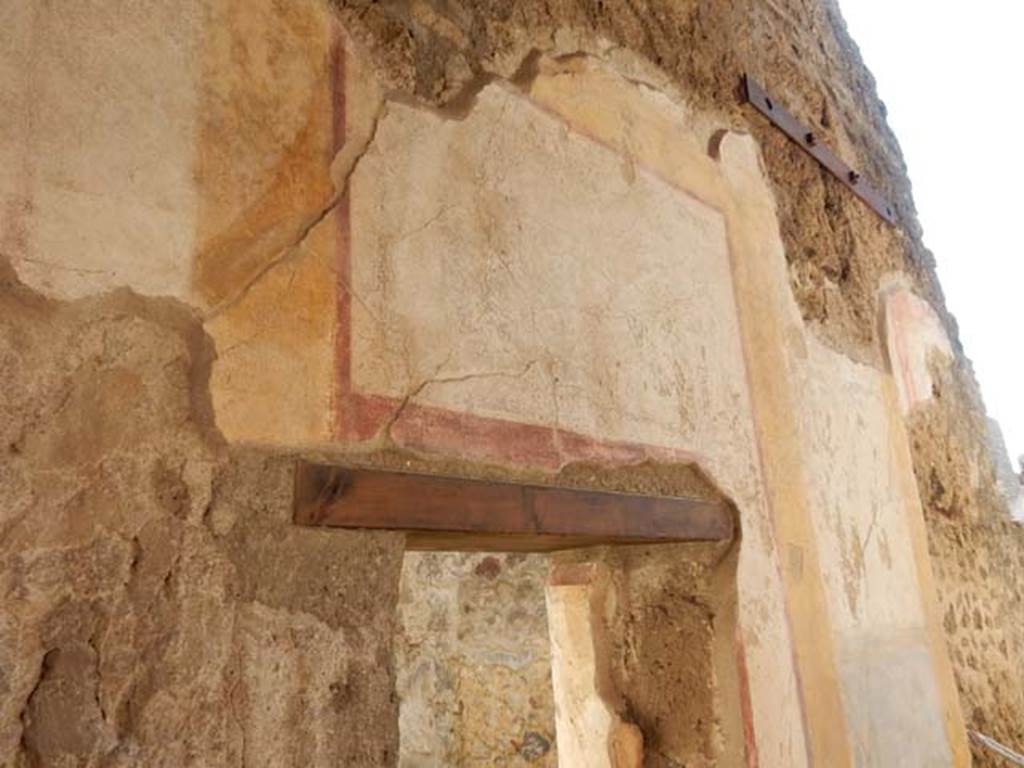 VII.7.10 Pompeii. May 2018. Decoration on east wall above doorway to cubiculum (t). Photo courtesy of Buzz Ferebee.