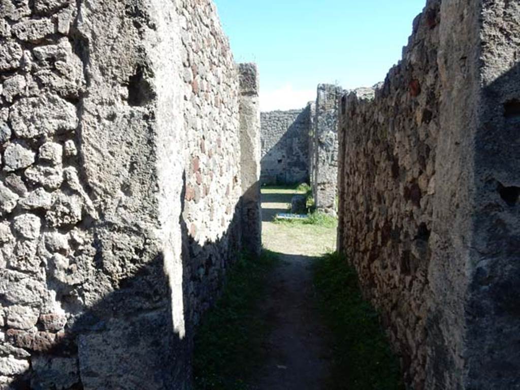 VII.7.10 Pompeii. May 2018. Looking south along corridor L, towards west side of atrium.
Photo courtesy of Buzz Ferebee.