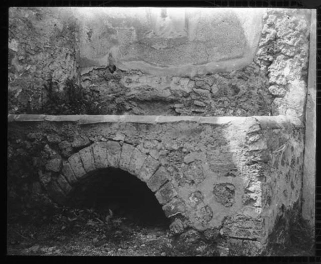 VII.7.14 Pompeii. Photo by B. M. Blackwood. Looking towards possible north wall and hearth or bench in kitchen area (s).  The entrance doorway would be on the right. We think this is a possible photo of the hearth, as we do not have a photo to match this view.  Used with the permission of the Institute of Archaeology, University of Oxford. File name blackwood025. Resource ID. 24625.