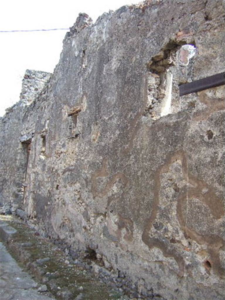 VII.7.14 Pompeii. September 2005. 
Exterior wall in Vicolo del Gallo, looking east to entrance.