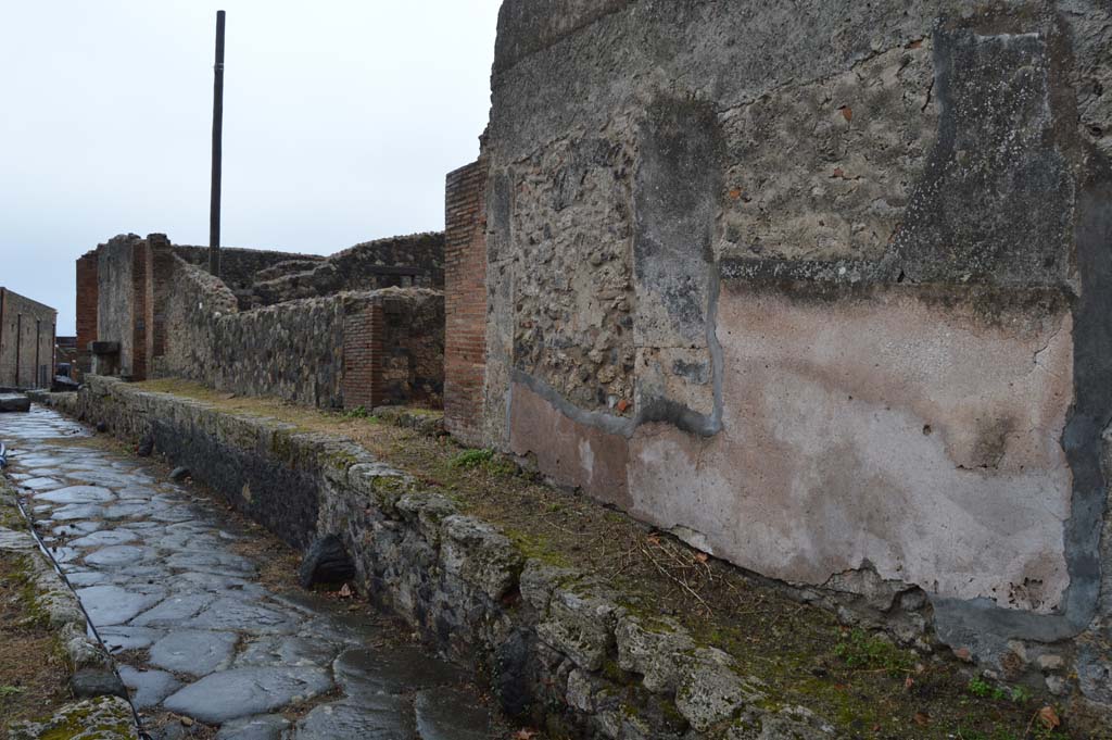 Vicolo dei Soprastanti, south side, Pompeii. March 2018. 
Looking east along exterior front façade between VII.7.19, in centre and VII.7.18, on right.
Foto Taylor Lauritsen, ERC Grant 681269 DÉCOR.