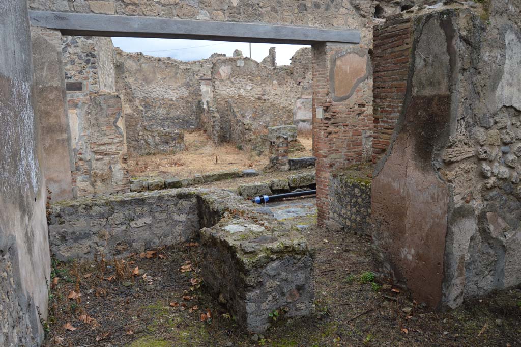 VII.7.18 Pompeii. March 2018. Looking north-east to rear of counter with hearth. 
Foto Taylor Lauritsen, ERC Grant 681269 DÉCOR.