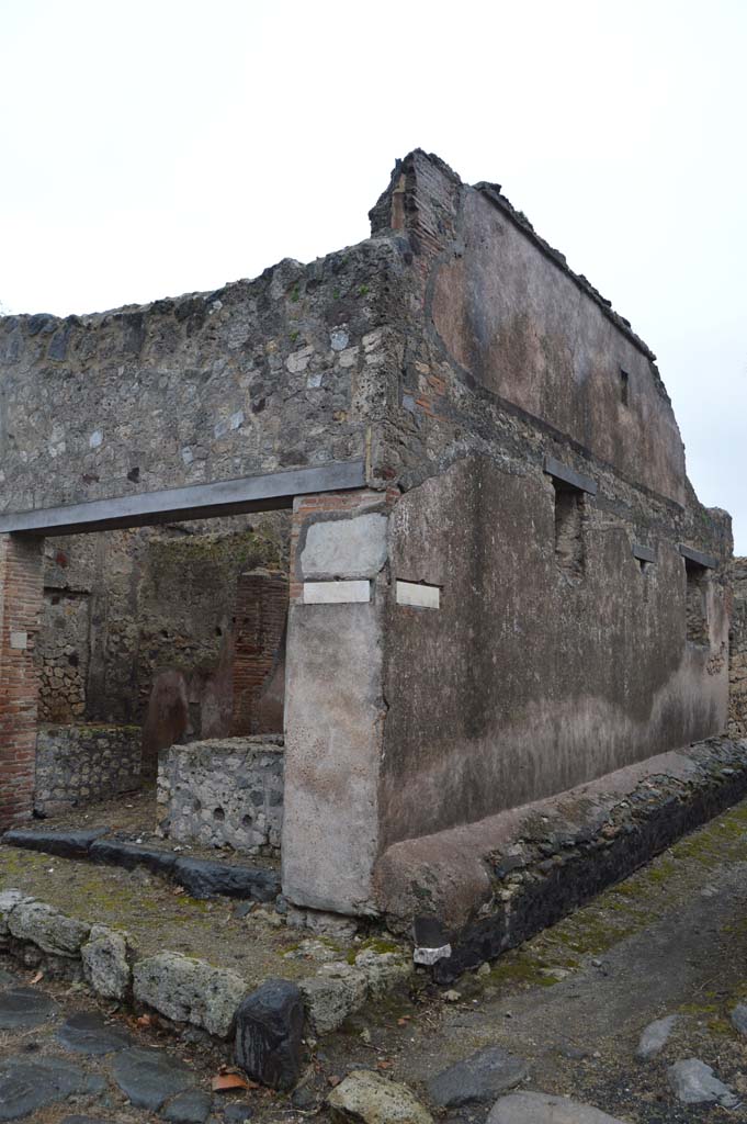 VII.7.18 Pompeii. March 2018. 
Looking south-east to entrance doorway, and side wall in Vicolo del Gallo.
Foto Taylor Lauritsen, ERC Grant 681269 DÉCOR.