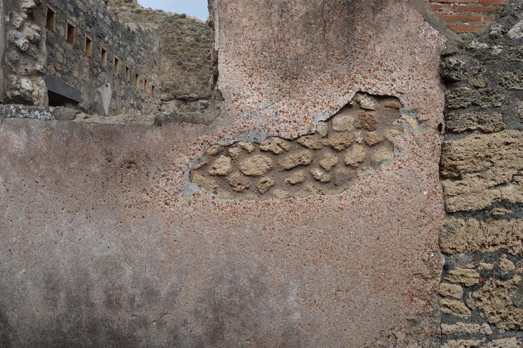 VII.7.18 side wall in Vicolo del Gallo, Pompeii. March 2018. Looking east towards side wall, and through window into triclinium. 
Foto Taylor Lauritsen, ERC Grant 681269 DÉCOR.