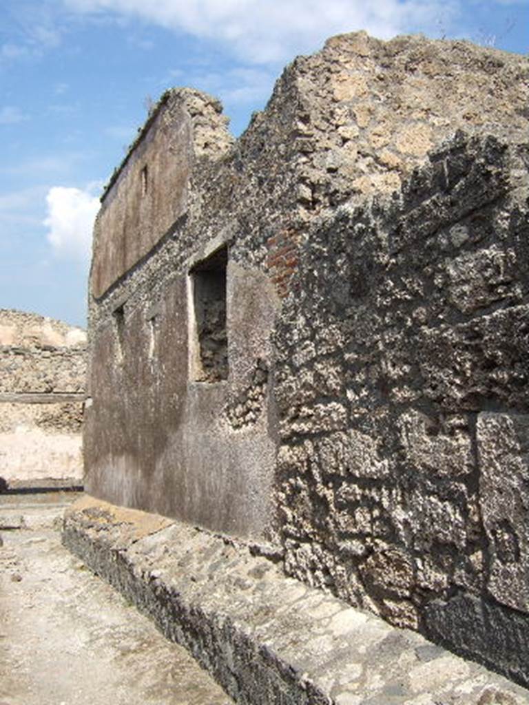 VII.7.18 side wall in Vicolo del Gallo, Pompeii. September 2005. Looking north.