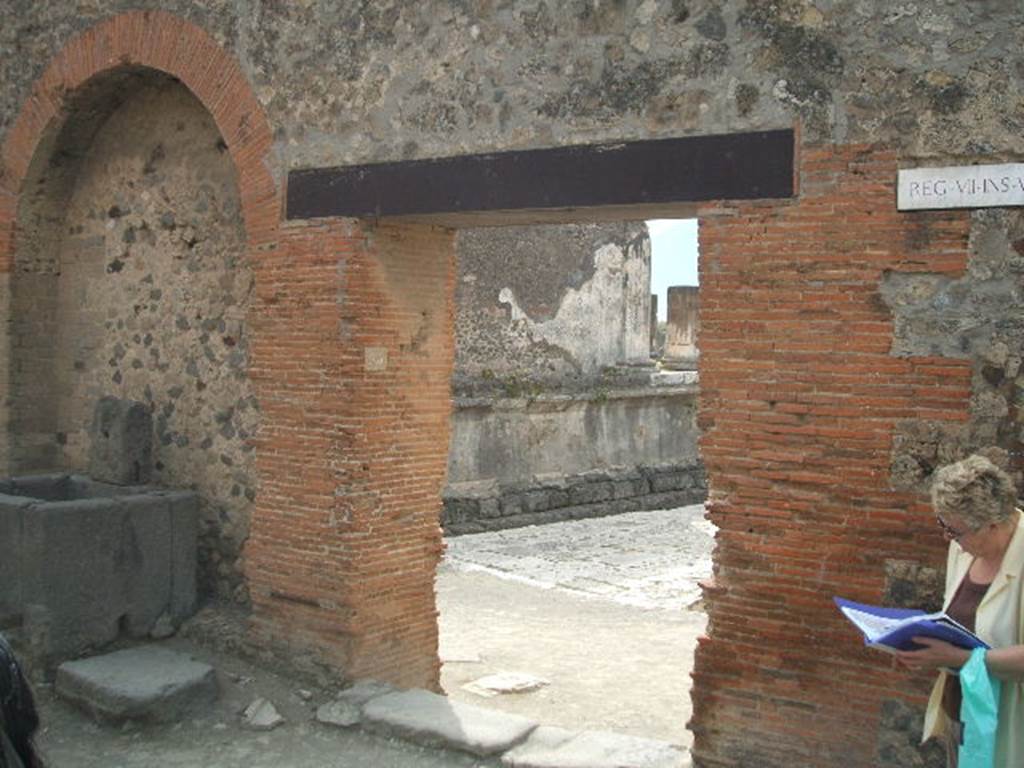 VII.7.26 Pompeii. September 2005. Looking south from Vicolo dei Soprastanti.