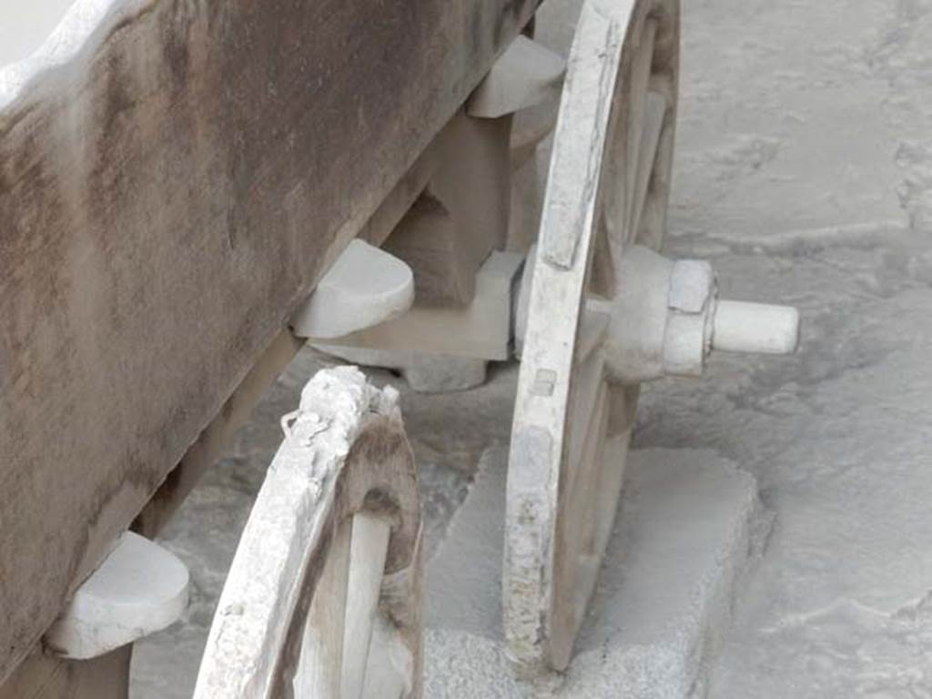 VII.7.29 Pompeii. May 2015. Detail of right rear wheel. Photo courtesy of Buzz Ferebee.