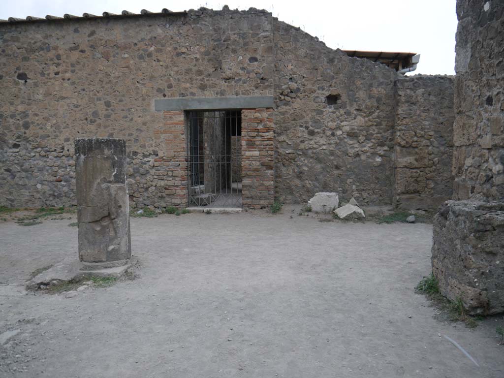 VII.7.32 Pompeii. September 2018. Looking north to north-east corner of Temple, with doorway leading to VII.7.30.
The small room where the painting of Bacchus and Silenus was found would have been to the left through this doorway.
Foto Anne Kleineberg, ERC Grant 681269 DÉCOR.