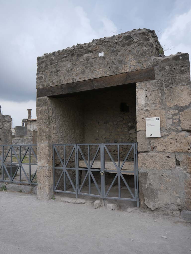 VII.7.31, Pompeii. September 2018. Looking towards Mensa Ponderaria on west side of Forum.
Foto Anne Kleineberg, ERC Grant 681269 DÉCOR.