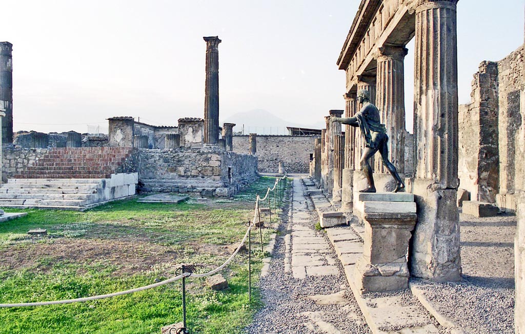 VII.7.32 Pompeii. October 2001. Looking north along east side. Photo courtesy of Peter Woods.