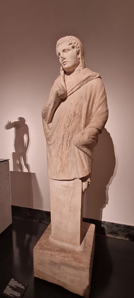 VII.7.32 Pompeii. April 2023. 
White marble herm of Hermes, on display in “Campania Romana” gallery in Naples Archaeological Museum.
Photo courtesy of Giuseppe Ciaramella.