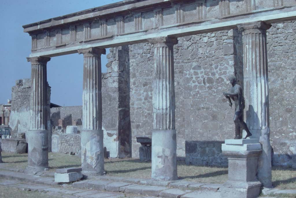 VII.7.32, Pompeii, 7th August 1976. Looking towards east side.
Photo courtesy of Rick Bauer, from Dr George Fay’s slides collection.