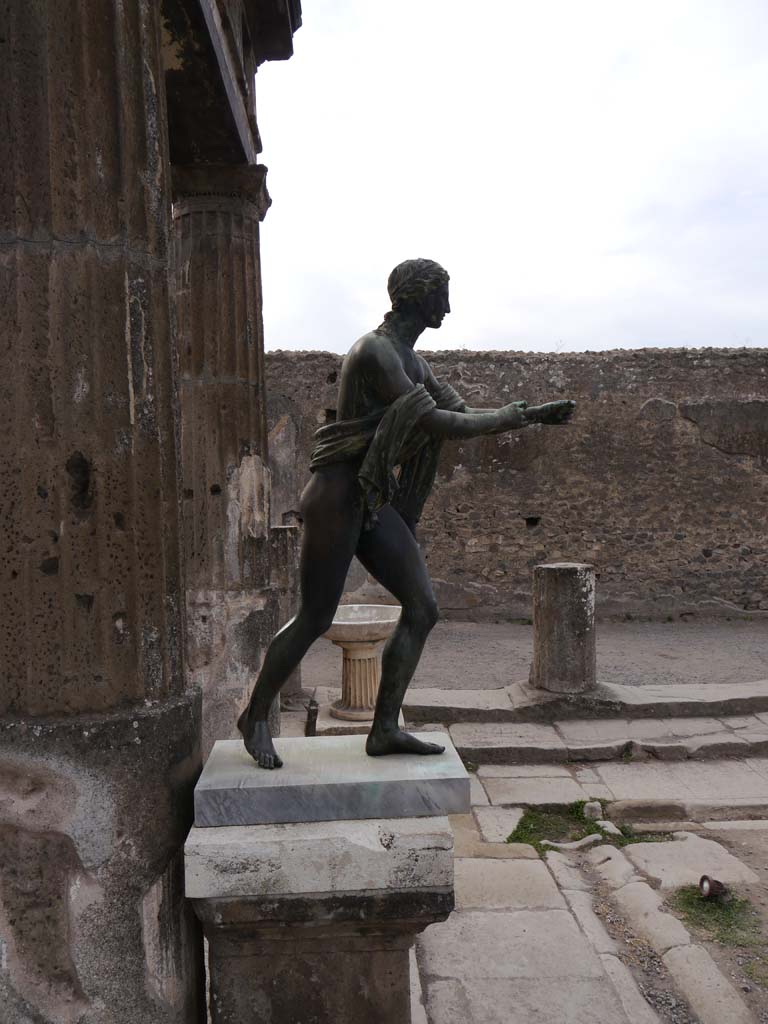 VII.7.32, Pompeii. September 2018. Looking south to statue of Apollo on east side of Temple of Apollo.
Foto Anne Kleineberg, ERC Grant 681269 DÉCOR.