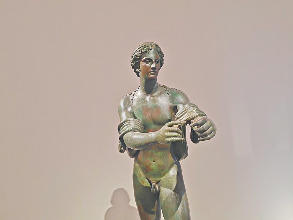 VII.7.32 Pompeii. April 2023. Detail of bronze statue of Apollo from east side of Temple of Apollo.
On display in “Campania Romana” gallery in Naples Archaeological Museum.  Photo courtesy of Giuseppe Ciaramella.