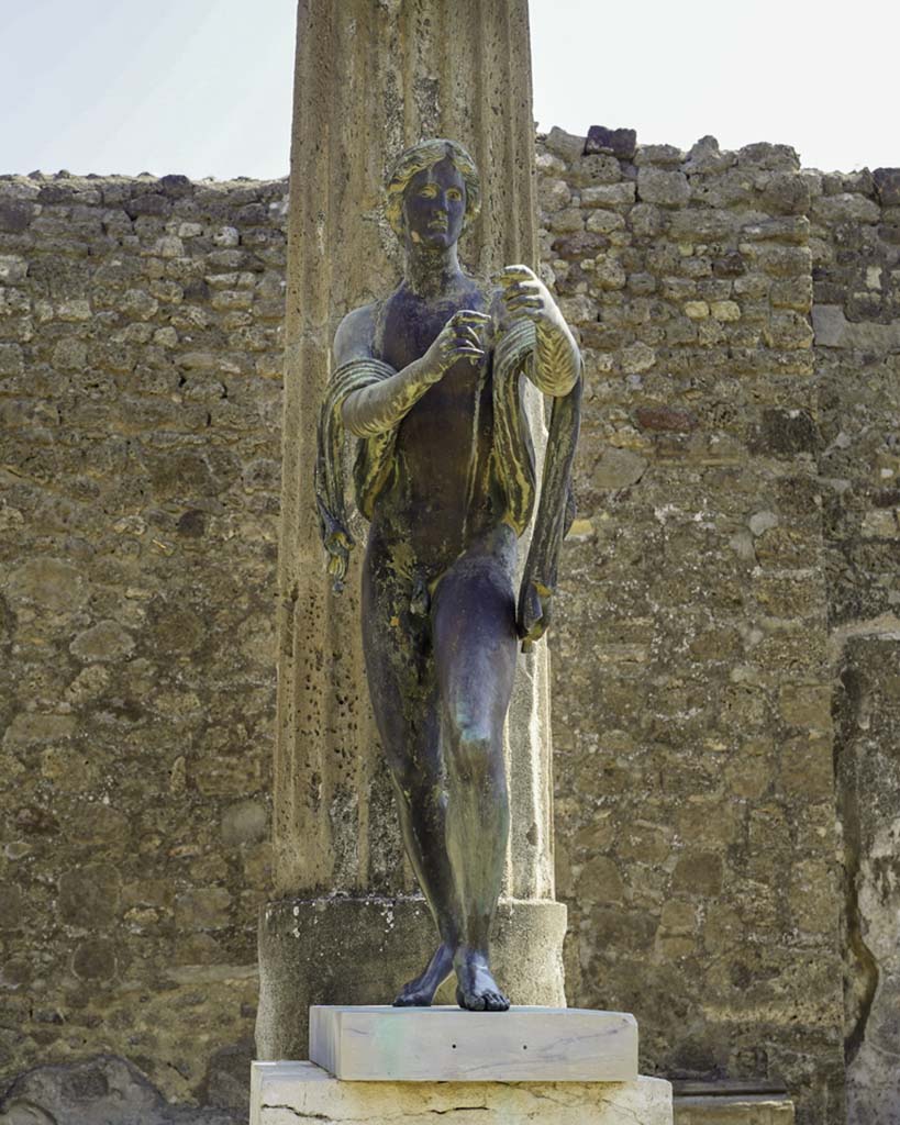VII.7.32 Pompeii. August 2021. 
Statue of Apollo on east side of Temple of Apollo, in front of the third column. Photo courtesy of Robert Hanson.