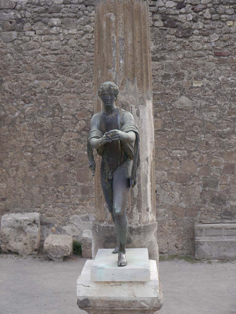 VII.7.32, Pompeii. September 2018. 
Statue of Apollo on east side of Temple of Apollo, in front of the third column
Foto Anne Kleineberg, ERC Grant 681269 DÉCOR.