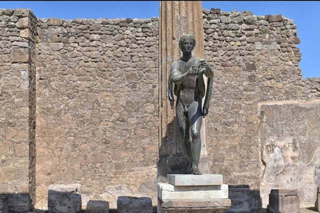 VII.7.32 Pompeii. April 2018. Looking towards east side of Temple, and statue of Apollo. 
Photo courtesy of Ian Lycett-King. Use is subject to Creative Commons Attribution-NonCommercial License v.4 International.