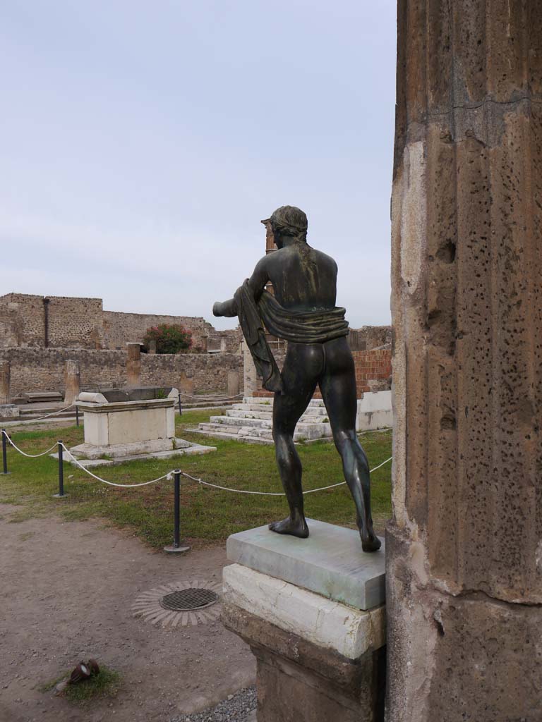 VII.7.32, Pompeii. September 2018. 
Statue of Apollo on east side of Temple of Apollo, looking north-west.
Foto Anne Kleineberg, ERC Grant 681269 DÉCOR.