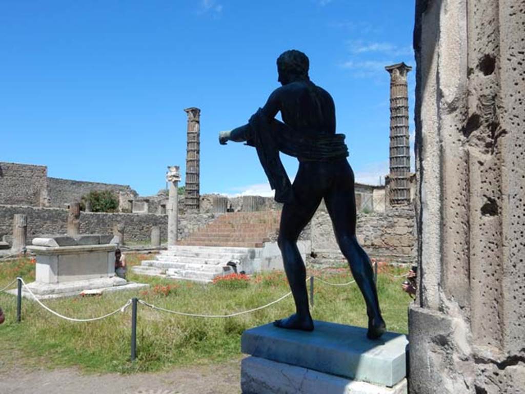 VII.7.32 Pompeii. May 2018.  Statue of Apollo on east side of Temple of Apollo, looking north-west. 
Photo courtesy of Buzz Ferebee.