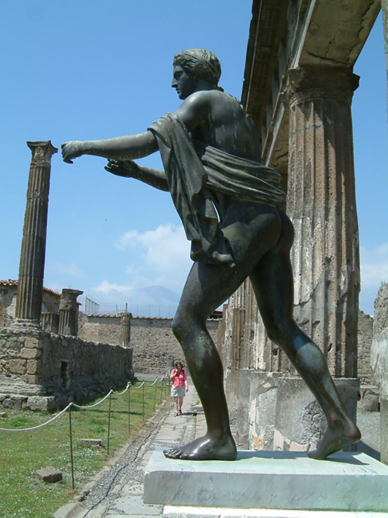 VII.7.32 Pompeii. May 2002. 
Statue of Apollo on east side of Temple of Apollo. Photo courtesy of David Hingston.
