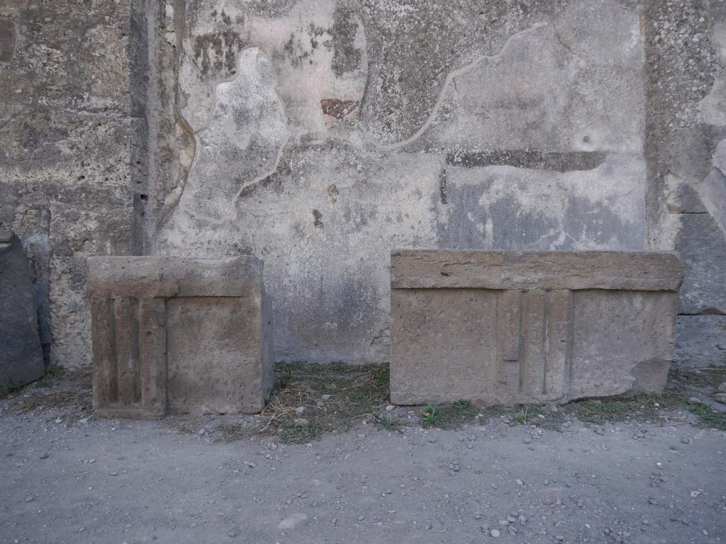 VII.7.32, Pompeii. September 2018. Looking towards decorative stonework from the Temple, against the east wall.
Foto Anne Kleineberg, ERC Grant 681269 DÉCOR.