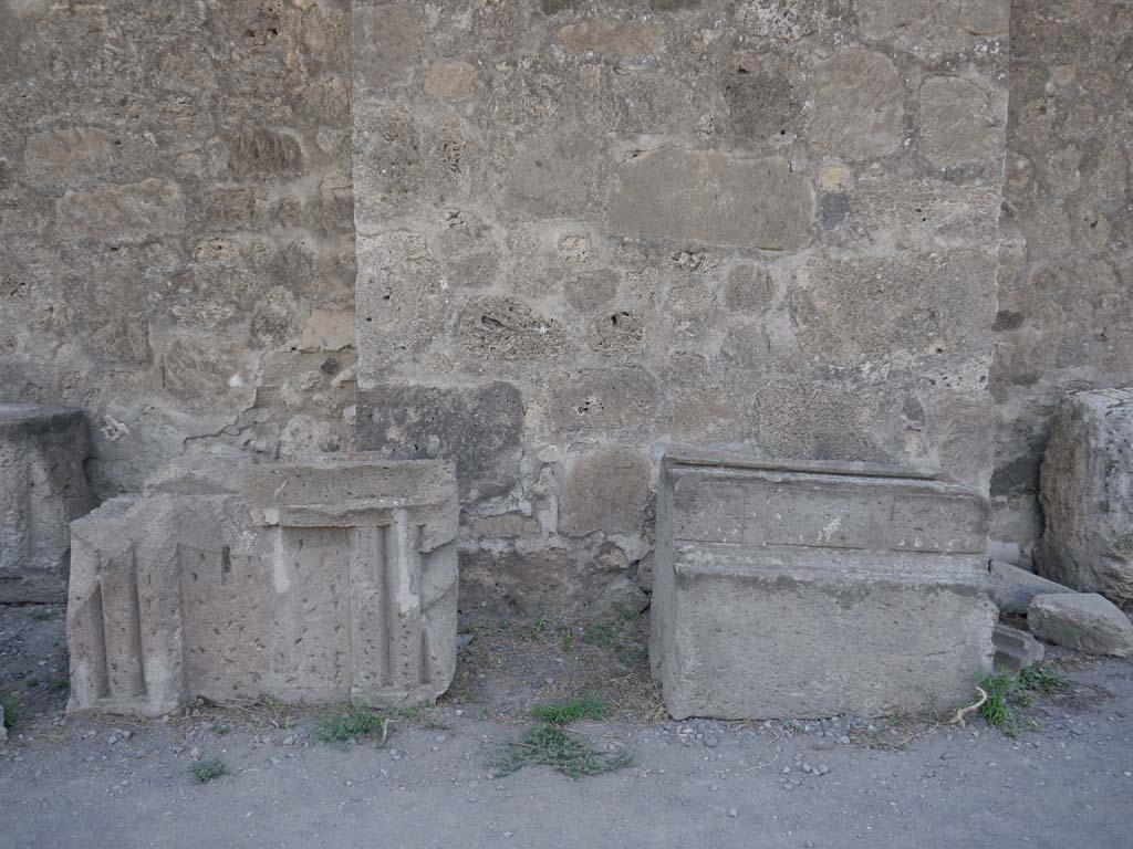 VII.7.32, Pompeii. September 2018.  Decorative stonework against the east wall.
Foto Anne Kleineberg, ERC Grant 681269 DÉCOR.