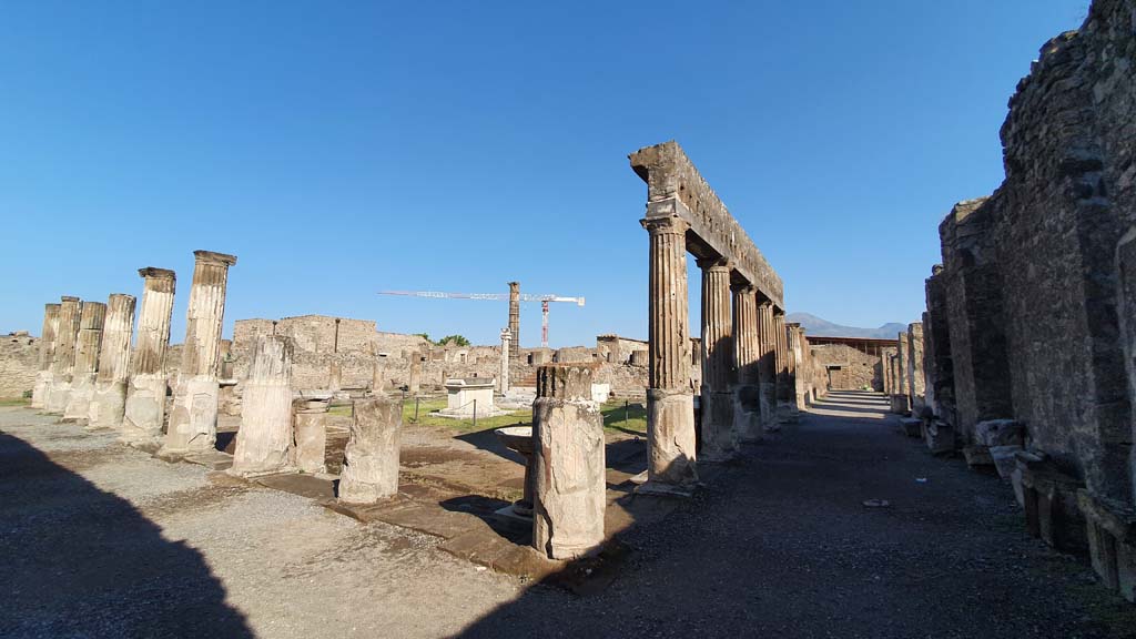 VII.7.32 Pompeii. July 2021. South portico, on left, and east portico on right, from south-east corner. 
Foto Annette Haug, ERC Grant 681269 DÉCOR.