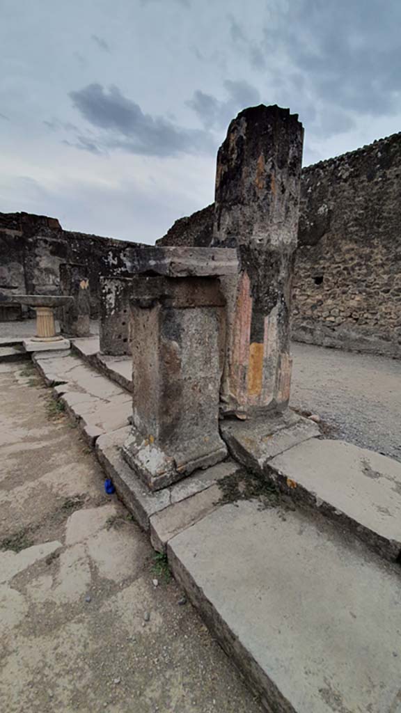 VII.7.32 Pompeii. August 2021. 
Looking east along south side towards statue base and column near south-east corner.
Foto Annette Haug, ERC Grant 681269 DÉCOR.