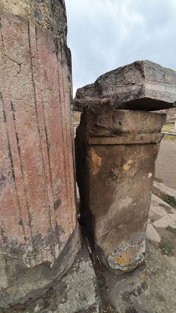 VII.7.32 Pompeii. August 2021. 
Detail of column and statue base, looking west across south side, from south-east corner.
Foto Annette Haug, ERC Grant 681269 DÉCOR.