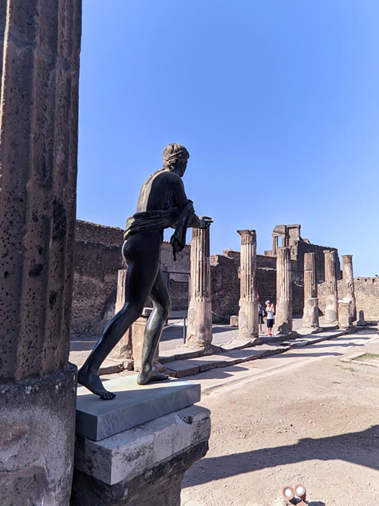 VII.7.32 Pompeii. April 2022. 
Looking west along south portico, from east side. Photo courtesy of Giuseppe Ciaramella.